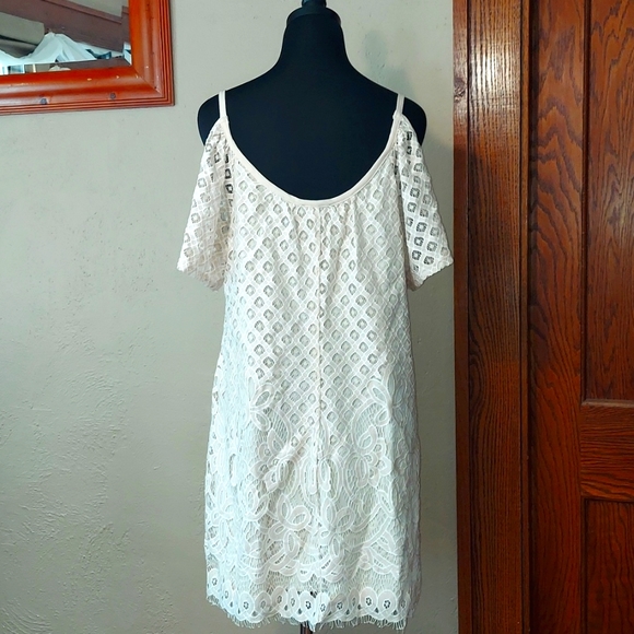 Women's Venus Lace Overlay Scoop Neck Cold Shoulder Dress - Picture 5 of 8